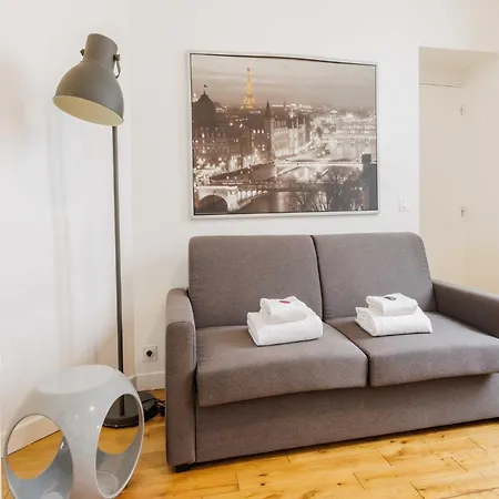 Lovely Near Eiffel Tower Paryż